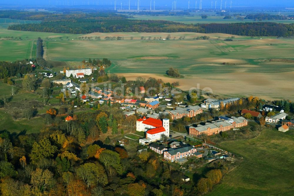 Luftaufnahme Klein Helle - Dorf - Ansicht in Klein Helle im Bundesland Mecklenburg-Vorpommern, Deutschland