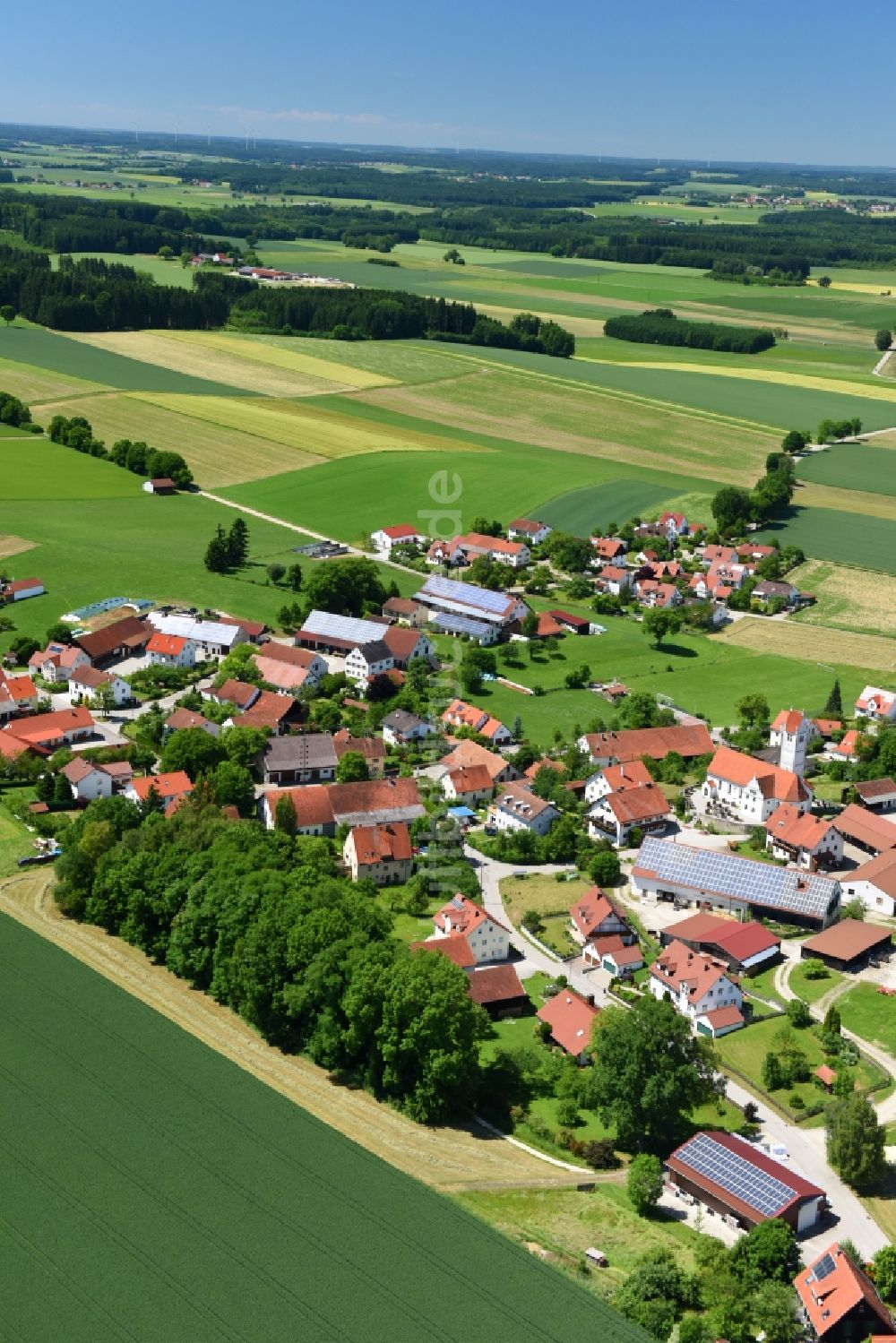 Kreuzholzhausen aus der Vogelperspektive: Dorf - Ansicht in Kreuzholzhausen im Bundesland Bayern, Deutschland