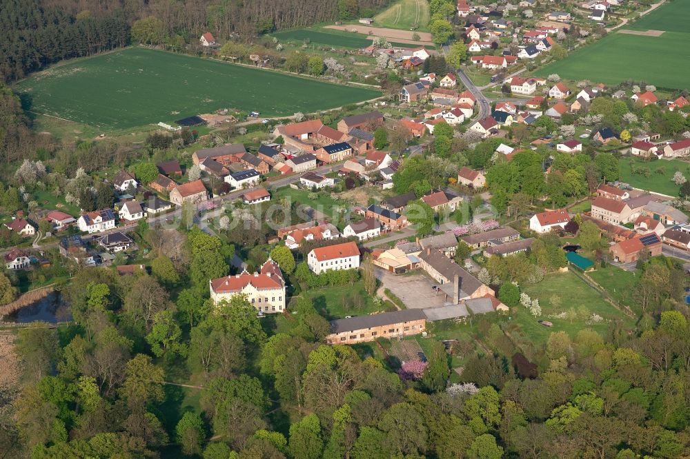Nennhausen aus der Vogelperspektive: Dorf - Ansicht in Nennhausen im Bundesland Brandenburg, Deutschland