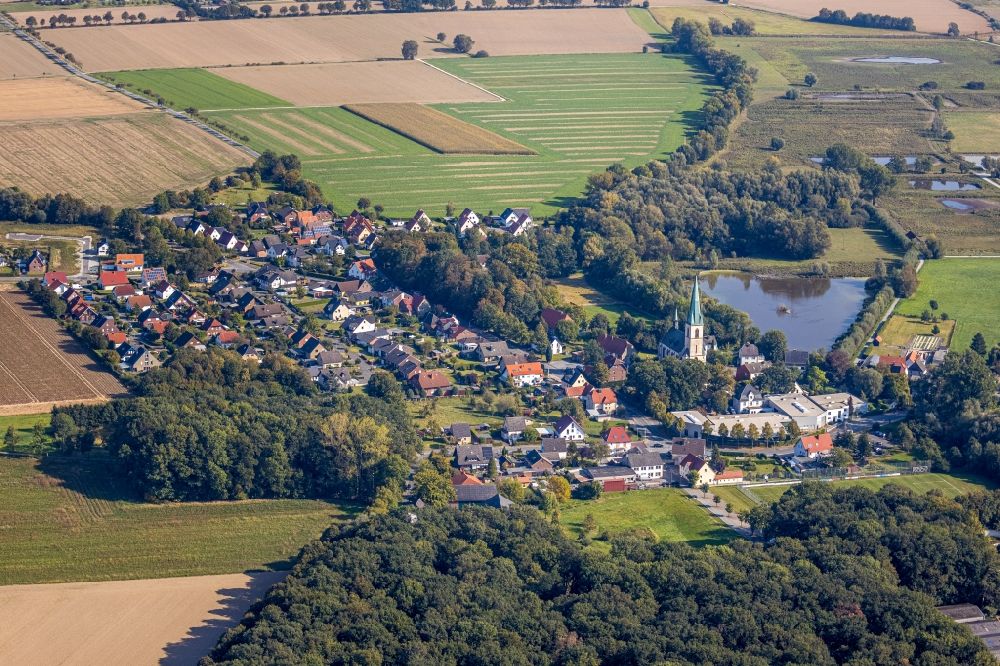 Ostinghausen aus der Vogelperspektive: Dorf - Ansicht in Ostinghausen im Bundesland Nordrhein-Westfalen, Deutschland