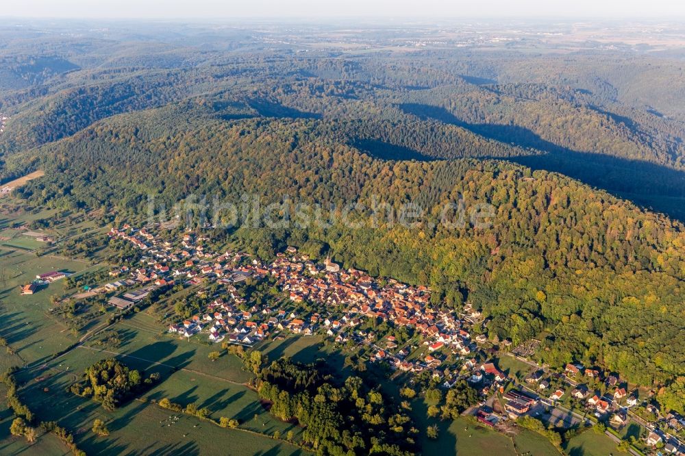 Luftaufnahme Ernolsheim-les-Saverne - Dorf - Ansicht am Rand der Nordvogesen in Ernolsheim-les-Saverne in Grand Est, Frankreich