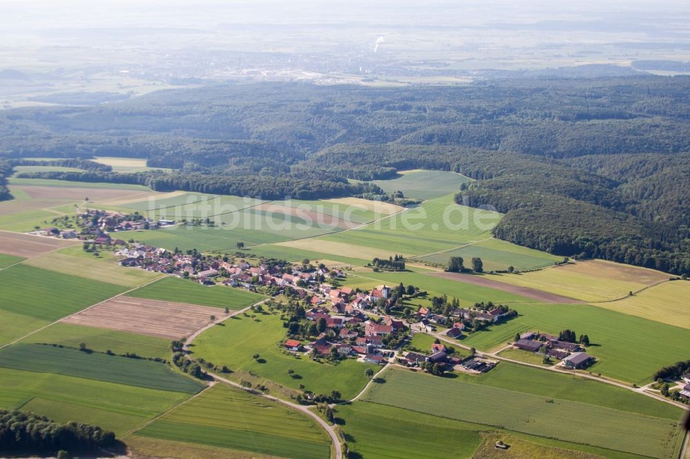 Allmendingen aus der Vogelperspektive: Dorf - Ansicht am Rande von Feldern in Allmendingen im Bundesland Baden-Württemberg, Deutschland