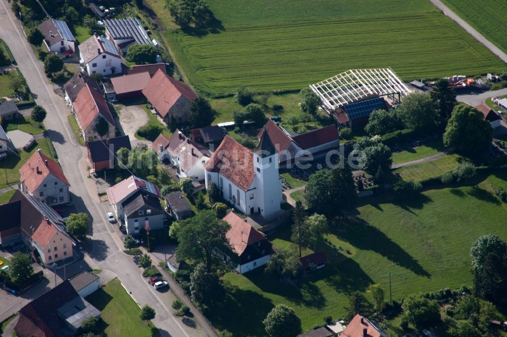 Luftaufnahme Allmendingen - Dorf - Ansicht am Rande von Feldern in Allmendingen im Bundesland Baden-Württemberg, Deutschland