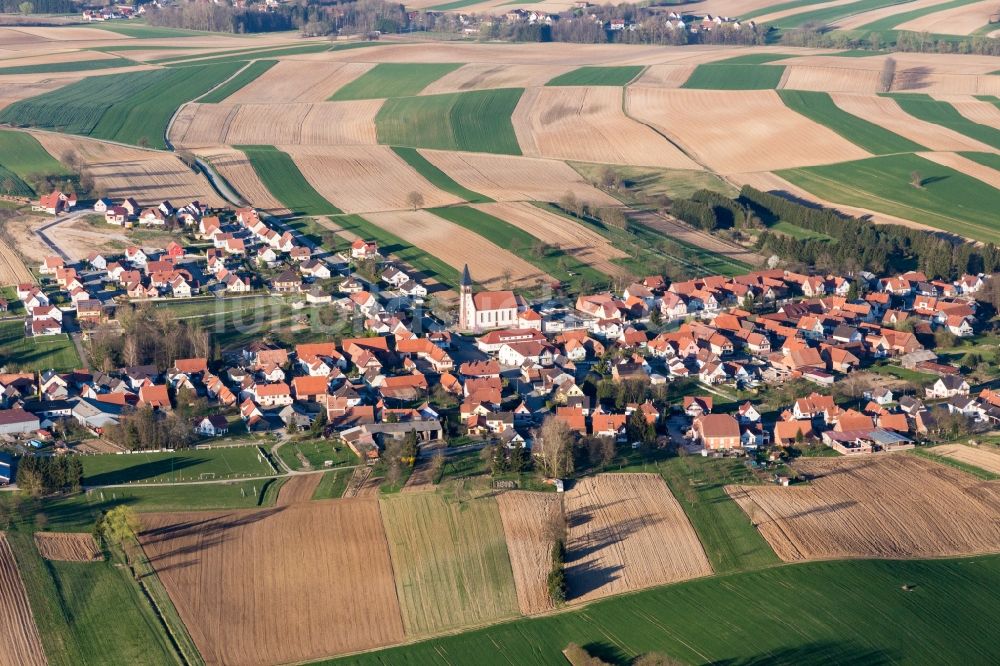 Aschbach aus der Vogelperspektive: Dorf - Ansicht am Rande von Feldern in Aschbach in Grand Est, Frankreich