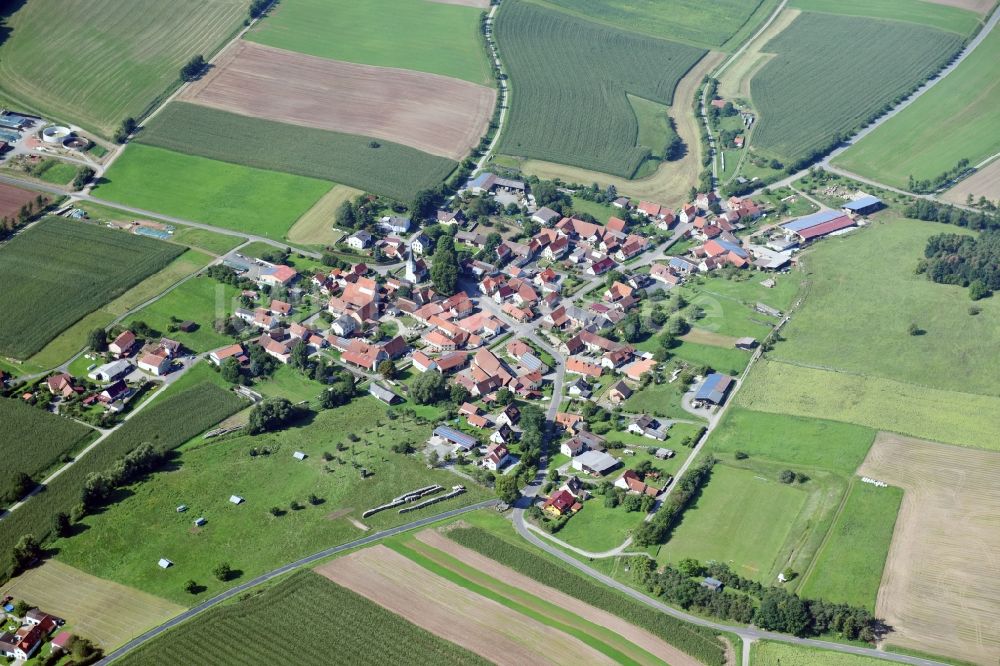 Bischwind a.Raueneck aus der Vogelperspektive: Dorf - Ansicht am Rande von Feldern in Bischwind a.Raueneck im Bundesland Bayern, Deutschland