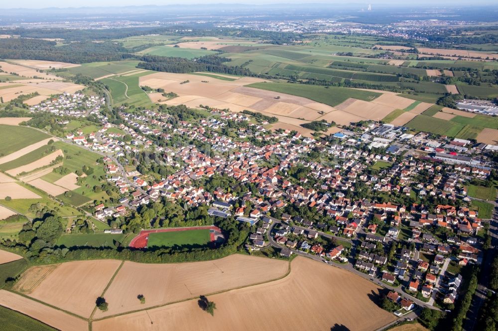 Luftaufnahme Bruchsal - Dorf - Ansicht am Rande von Feldern in Bruchsal im Bundesland Baden-Württemberg, Deutschland