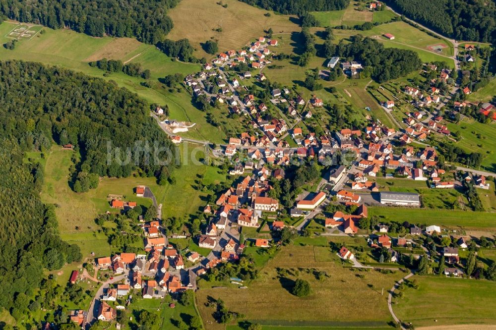 Luftaufnahme Climbach - Dorf - Ansicht am Rande von Feldern in Climbach in Grand Est, Frankreich