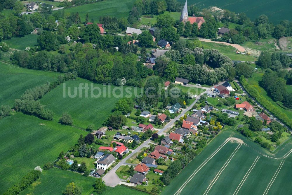 Luftbild Diedrichshagen - Dorf - Ansicht am Rande von Feldern in Diedrichshagen im Bundesland Mecklenburg-Vorpommern, Deutschland