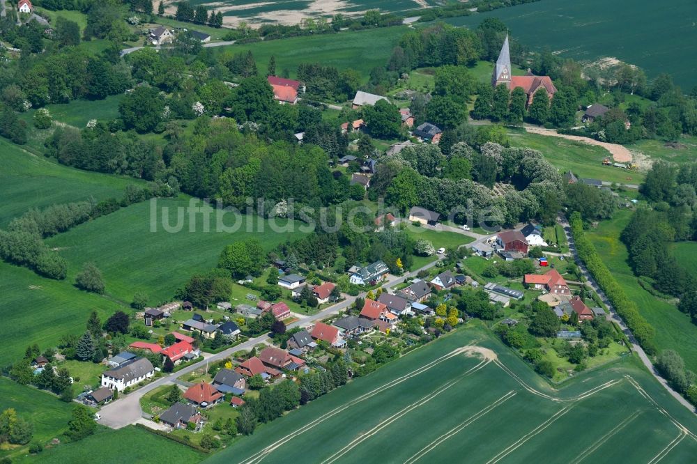 Luftaufnahme Diedrichshagen - Dorf - Ansicht am Rande von Feldern in Diedrichshagen im Bundesland Mecklenburg-Vorpommern, Deutschland