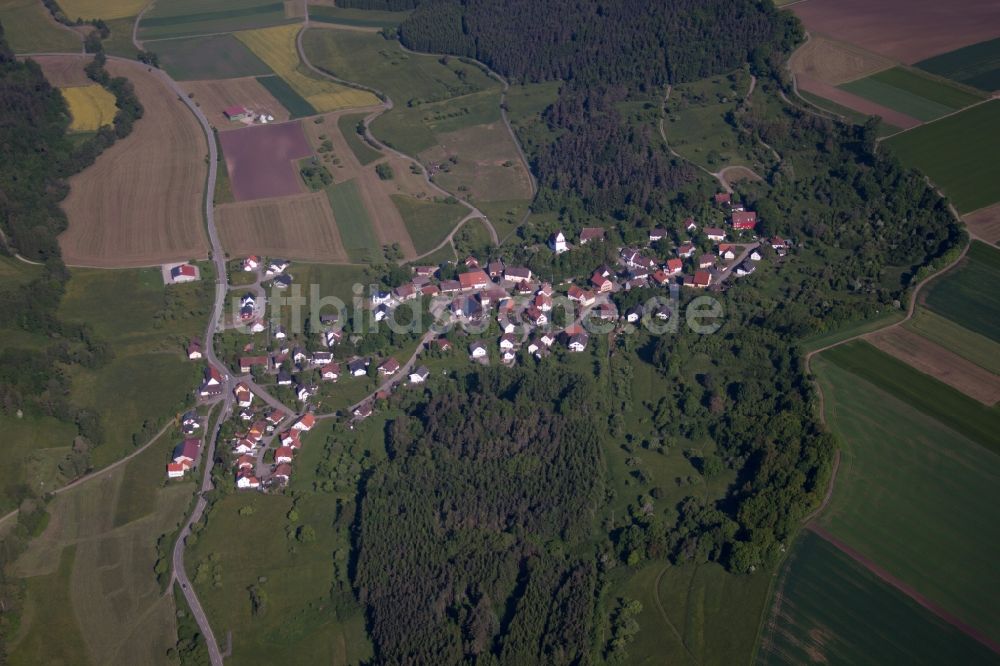Dietingen aus der Vogelperspektive: Dorf - Ansicht am Rande von Feldern in Dietingen im Bundesland Baden-Württemberg, Deutschland