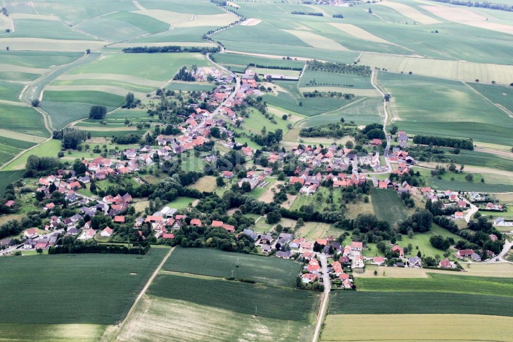 Eberbach-Seltz von oben - Dorf - Ansicht am Rande von Feldern in Eberbach-Seltz in Grand Est, Frankreich