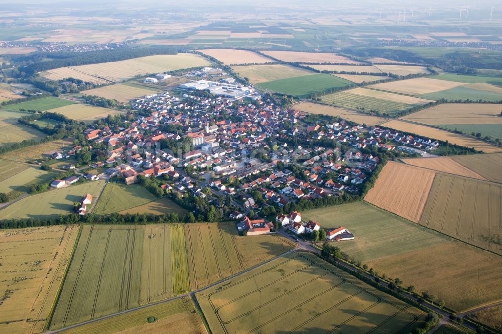Luftbild Erbes-Büdesheim - Dorf - Ansicht am Rande von Feldern in Erbes-Büdesheim im Bundesland Rheinland-Pfalz