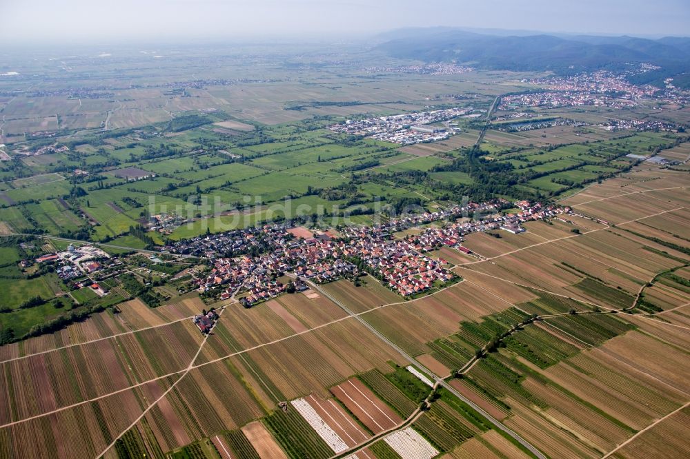 Erpolzheim aus der Vogelperspektive: Dorf - Ansicht am Rande von Feldern in Erpolzheim im Bundesland Rheinland-Pfalz