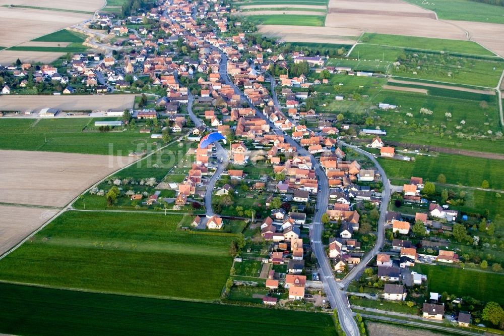 Luftaufnahme Eschbach - Dorf - Ansicht am Rande von Feldern in Eschbach in Grand Est, Frankreich