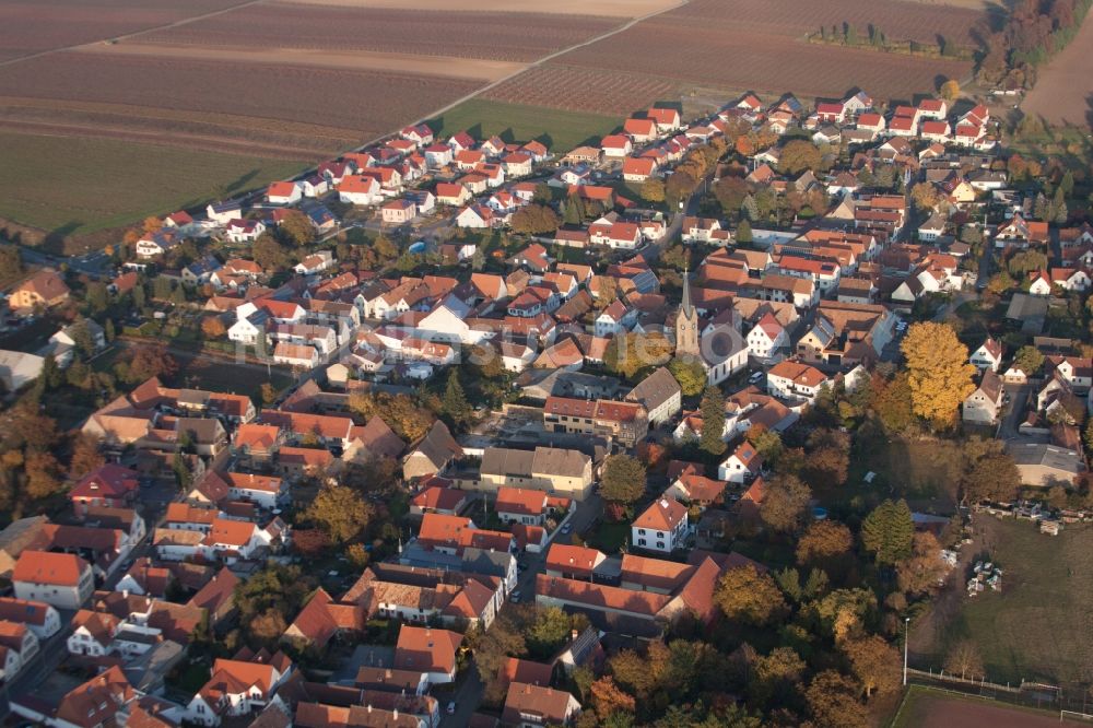 Luftaufnahme Essingen - Dorf - Ansicht am Rande von Feldern in Essingen im Bundesland Rheinland-Pfalz