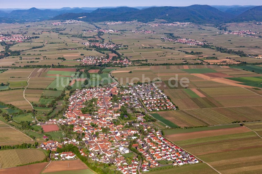 Luftaufnahme Essingen - Dorf - Ansicht am Rande von Feldern in Essingen im Bundesland Rheinland-Pfalz, Deutschland