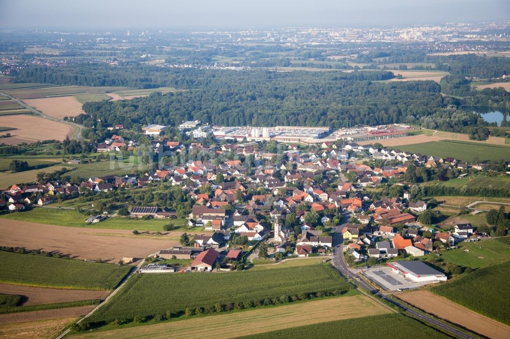 Rheinau von oben - Dorf - Ansicht am Rande von Feldern und der Fertigbaufirma Weber-Haus im Ortsteil Linx in Rheinau im Bundesland Baden-Württemberg, Deutschland