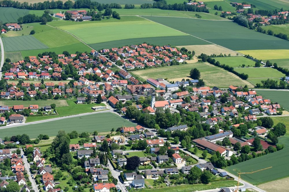 Luftaufnahme Finsing - Dorf - Ansicht am Rande von Feldern in Finsing im Bundesland Bayern, Deutschland