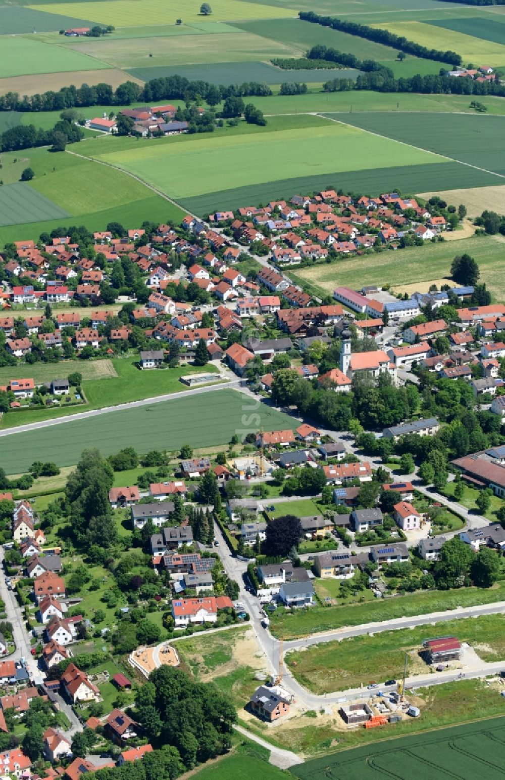 Finsing von oben - Dorf - Ansicht am Rande von Feldern in Finsing im Bundesland Bayern, Deutschland