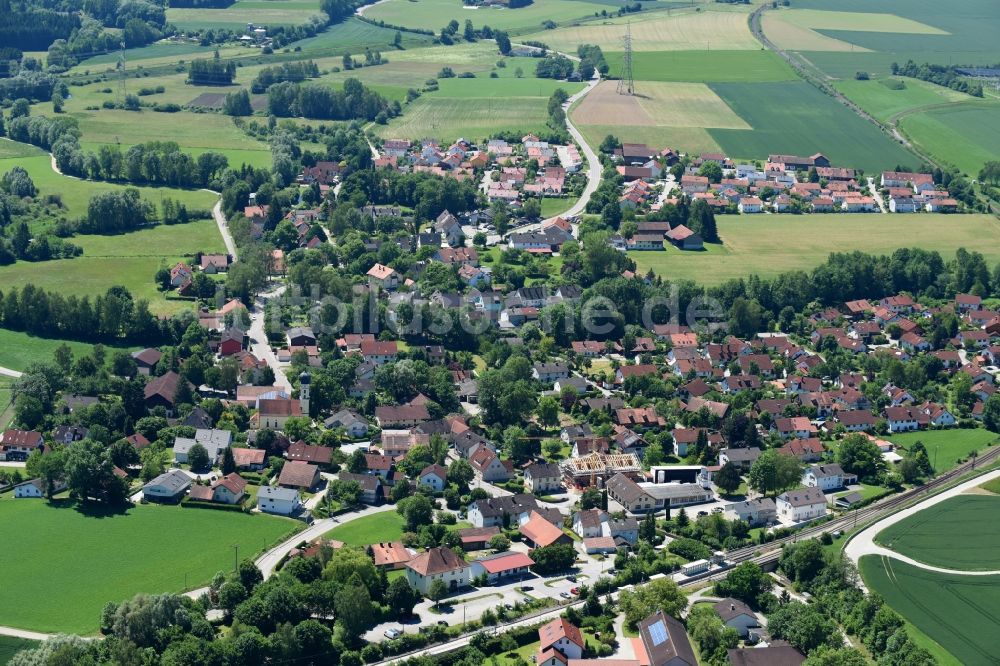 Finsing aus der Vogelperspektive: Dorf - Ansicht am Rande von Feldern in Finsing im Bundesland Bayern, Deutschland