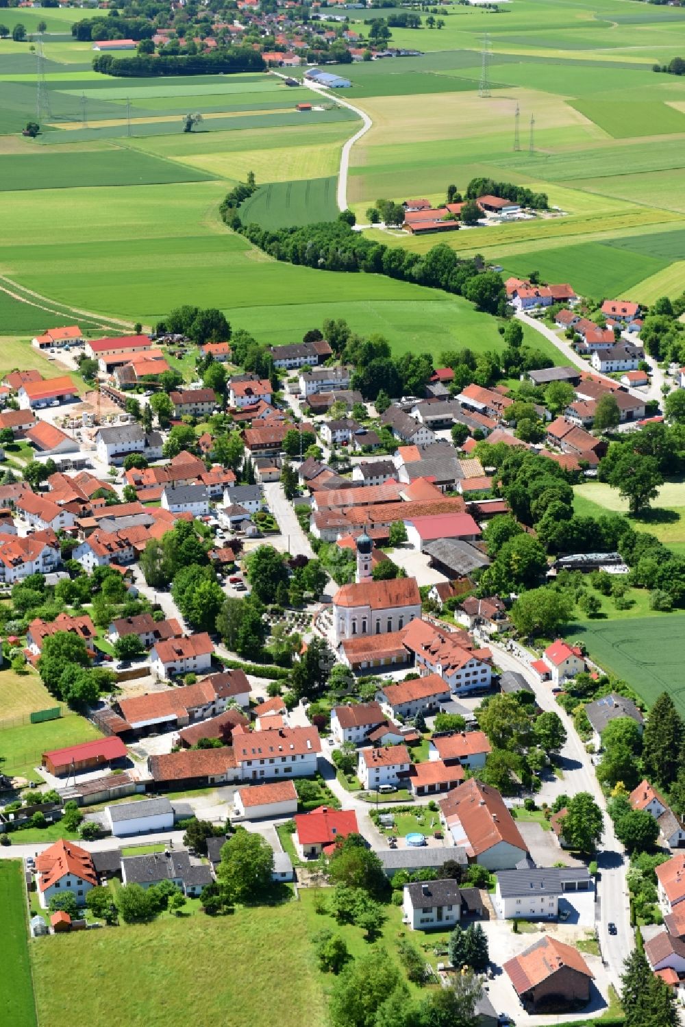 Finsing von oben - Dorf - Ansicht am Rande von Feldern in Finsing im Bundesland Bayern, Deutschland