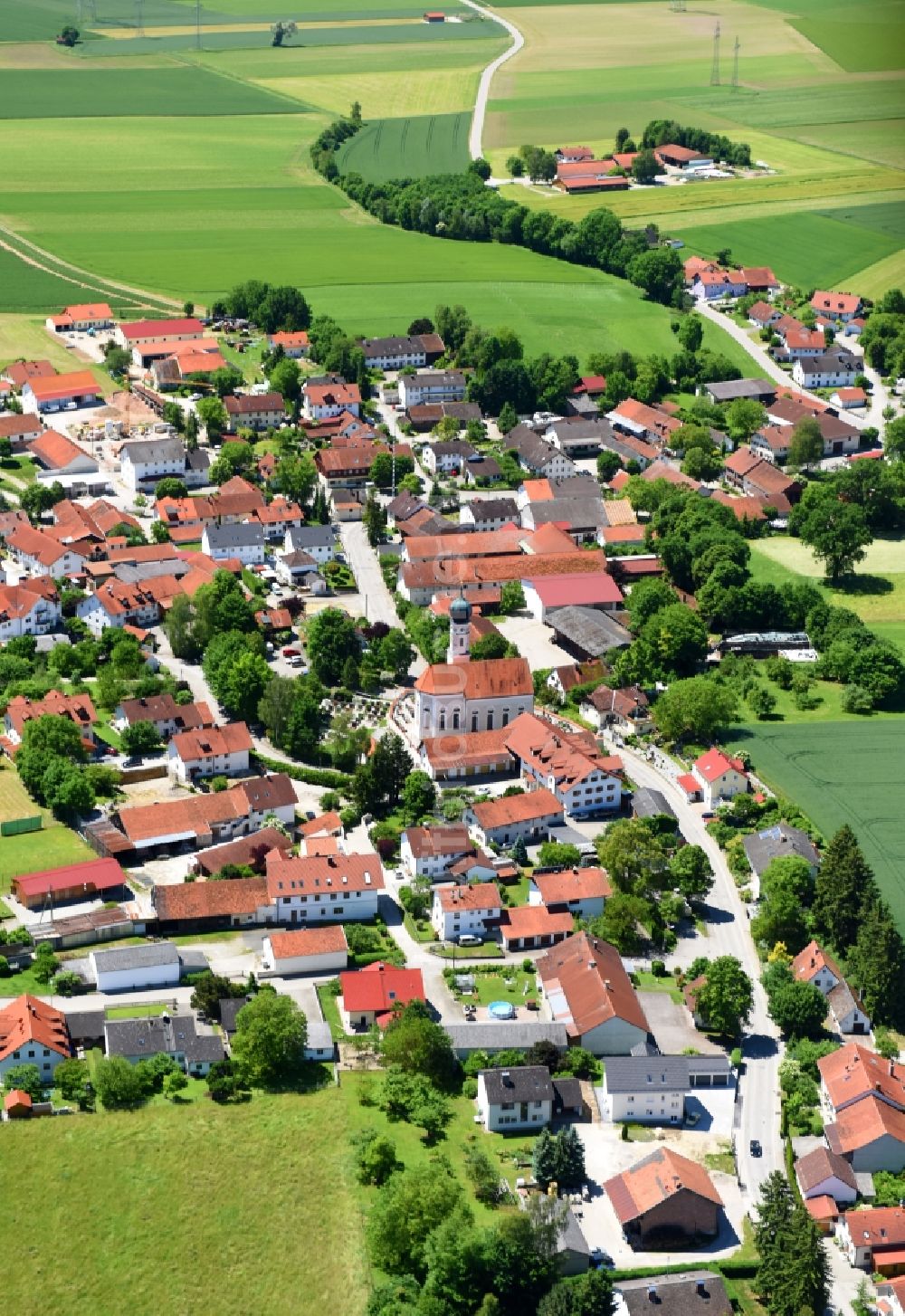 Finsing aus der Vogelperspektive: Dorf - Ansicht am Rande von Feldern in Finsing im Bundesland Bayern, Deutschland