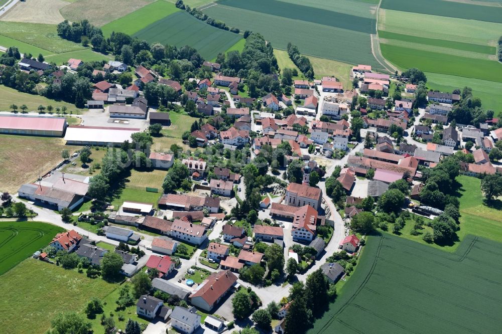 Luftbild Finsing - Dorf - Ansicht am Rande von Feldern in Finsing im Bundesland Bayern, Deutschland