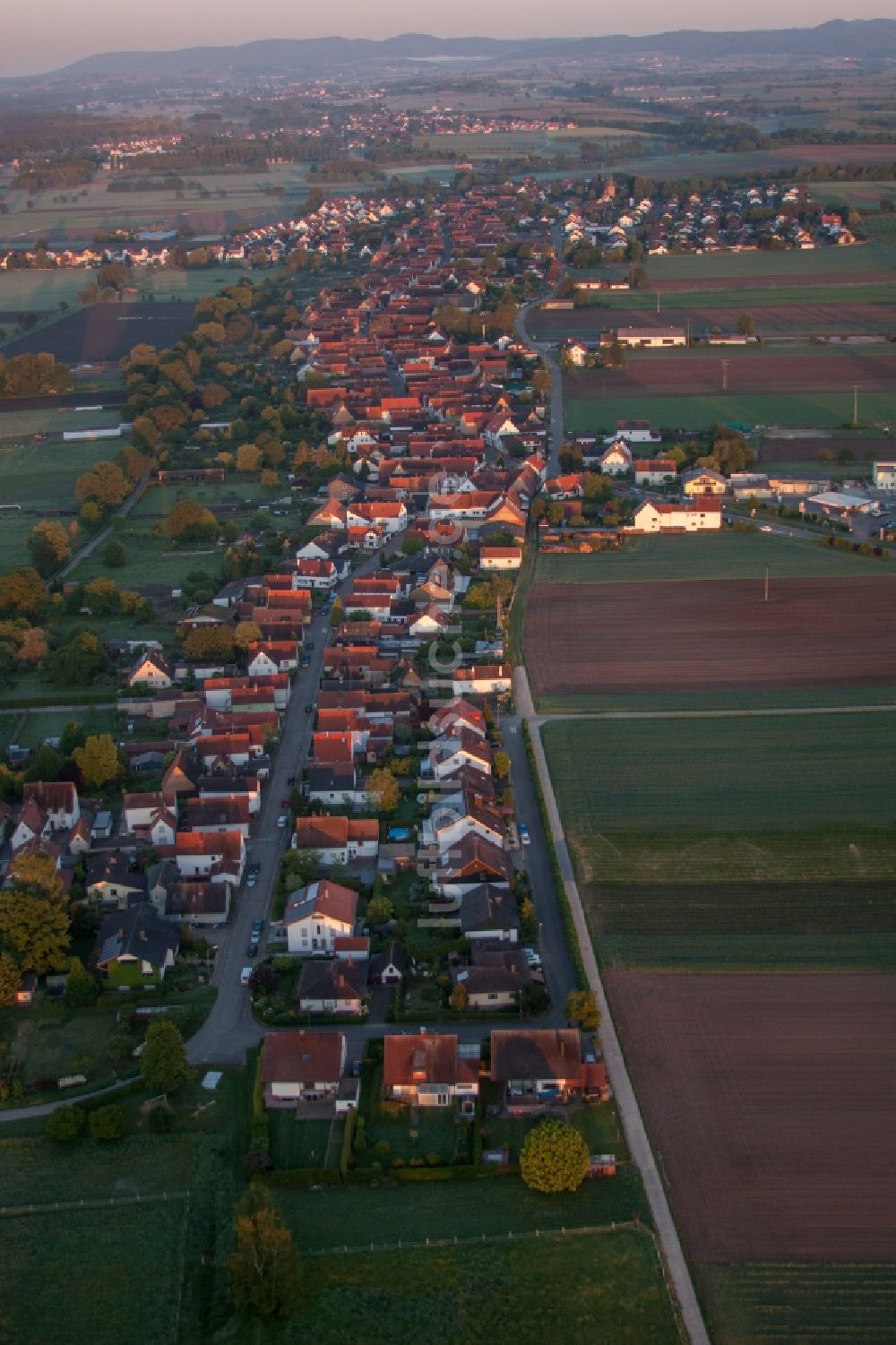 Luftbild Freckenfeld - Dorf - Ansicht am Rande von Feldern in Freckenfeld im Bundesland Rheinland-Pfalz, Deutschland