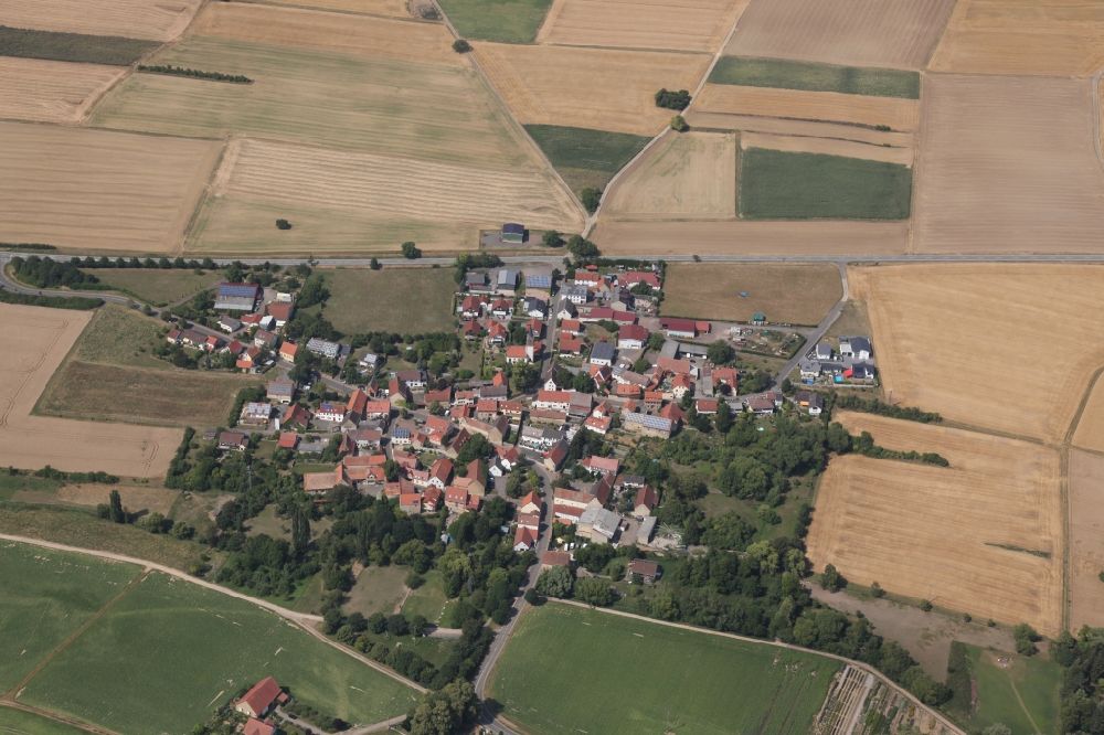 Gauersheim von oben - Dorf - Ansicht am Rande von Feldern in Gauersheim im Bundesland Rheinland-Pfalz, Deutschland