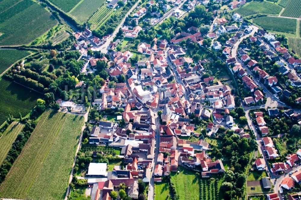 Großkarlbach von oben - Dorf - Ansicht am Rande von Feldern in Großkarlbach im Bundesland Rheinland-Pfalz