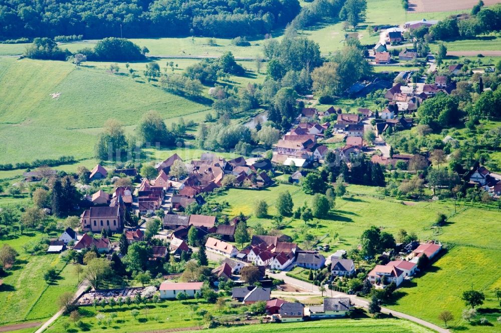 Gundershoffen aus der Vogelperspektive: Dorf - Ansicht am Rande von Feldern in Gundershoffen in Grand Est, Frankreich