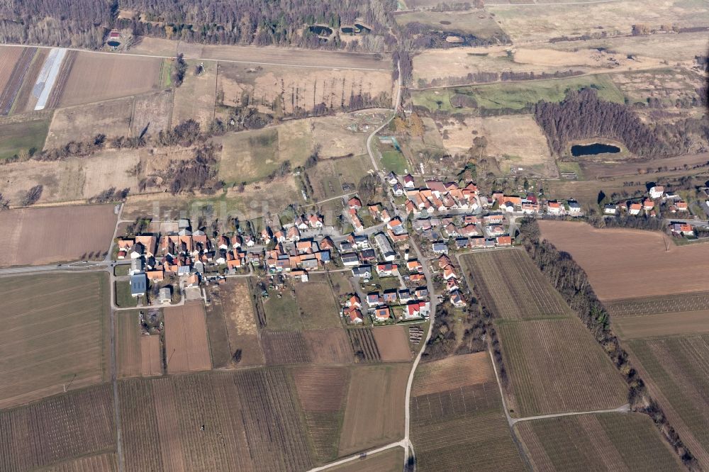 Hergersweiler von oben - Dorf - Ansicht am Rande von Feldern in Hergersweiler im Bundesland Rheinland-Pfalz