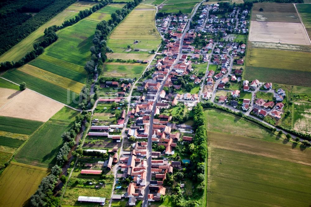 Luftaufnahme Herxheimweyher - Dorf - Ansicht am Rande von Feldern in Herxheimweyher im Bundesland Rheinland-Pfalz, Deutschland