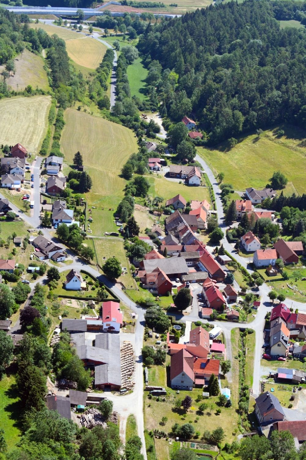 Hollstein aus der Vogelperspektive: Dorf - Ansicht am Rande von Feldern in Hollstein im Bundesland Hessen, Deutschland