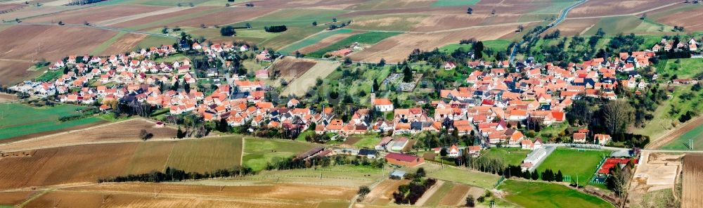 Hunspach von oben - Dorf - Ansicht am Rande von Feldern in Hunspach in Grand Est, Frankreich