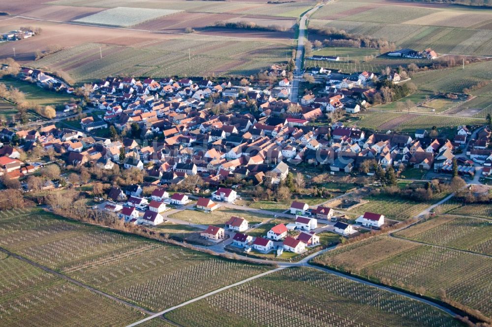 Impflingen aus der Vogelperspektive: Dorf - Ansicht am Rande von Feldern in Impflingen im Bundesland Rheinland-Pfalz, Deutschland