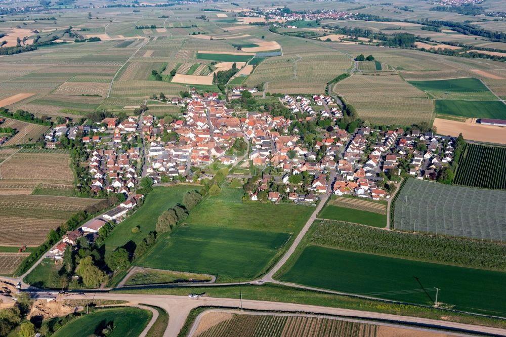 Luftaufnahme Impflingen - Dorf - Ansicht am Rande von Feldern in Impflingen im Bundesland Rheinland-Pfalz, Deutschland