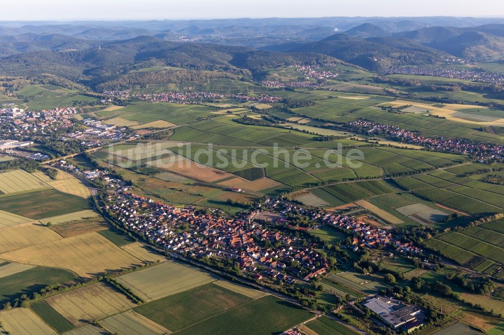 Kapellen-Drusweiler aus der Vogelperspektive: Dorf - Ansicht am Rande von Feldern in Kapellen-Drusweiler im Bundesland Rheinland-Pfalz, Deutschland