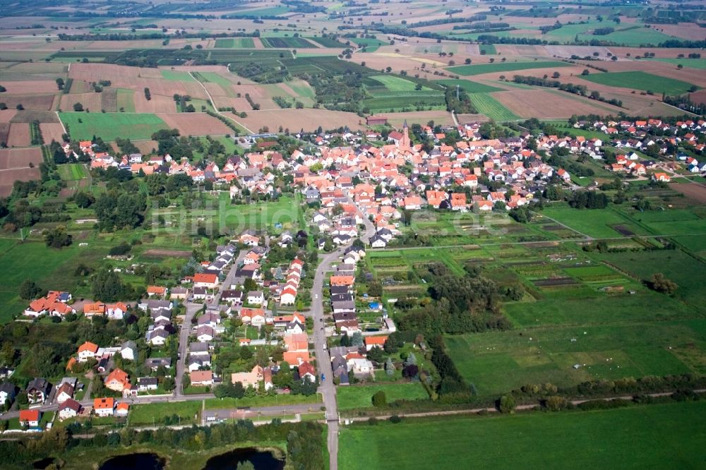 Kapsweyer aus der Vogelperspektive: Dorf - Ansicht am Rande von Feldern in Kapsweyer im Bundesland Rheinland-Pfalz