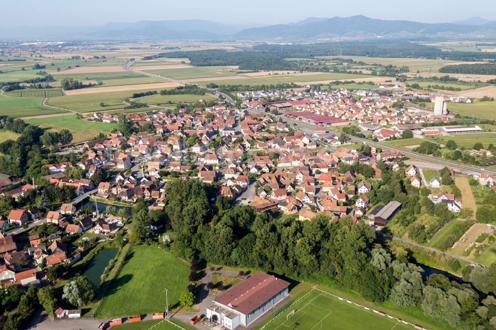Kogenheim von oben - Dorf - Ansicht am Rande von Feldern in Kogenheim in Grand Est, Frankreich