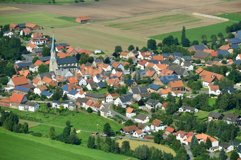 Körbecke von oben - Dorf - Ansicht am Rande von Feldern in Körbecke im Bundesland Nordrhein-Westfalen, Deutschland