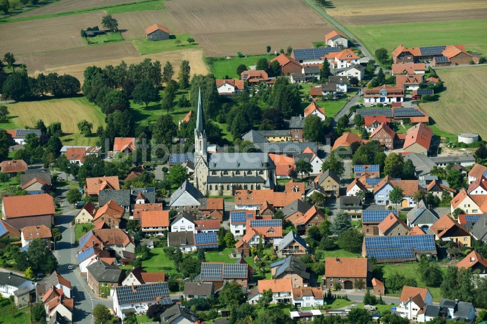 Luftbild Körbecke - Dorf - Ansicht am Rande von Feldern in Körbecke im Bundesland Nordrhein-Westfalen, Deutschland