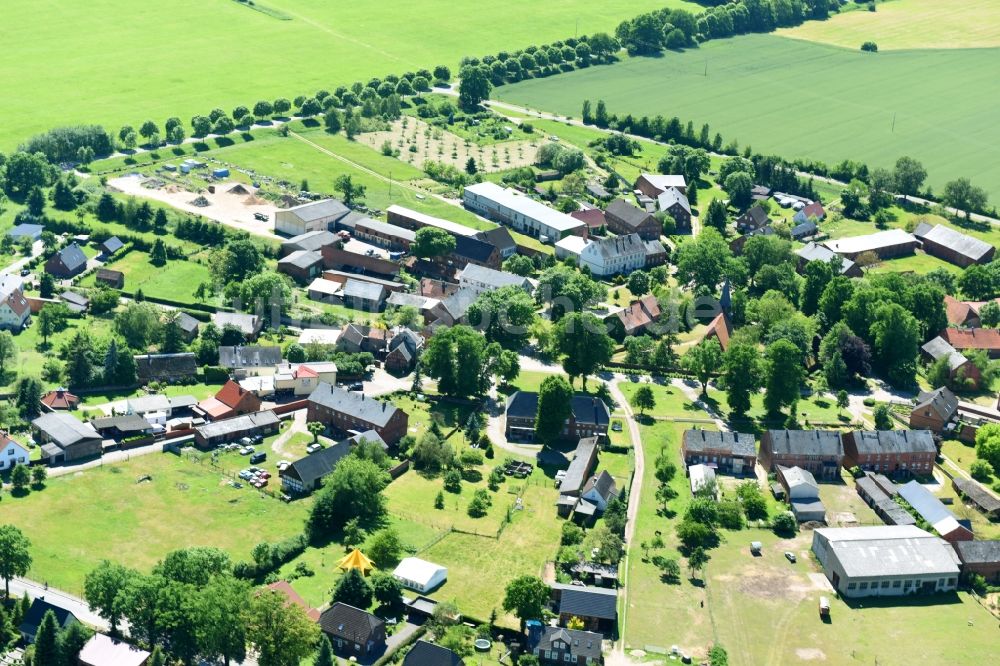 Lanz aus der Vogelperspektive: Dorf - Ansicht am Rande von Feldern in Lanz im Bundesland Brandenburg, Deutschland