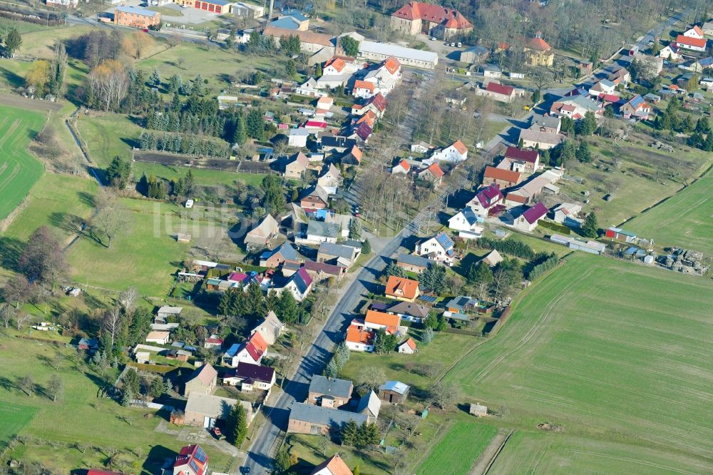 Luftaufnahme Lindenberg - Dorf - Ansicht am Rande von Feldern in Lindenberg im Bundesland Brandenburg, Deutschland
