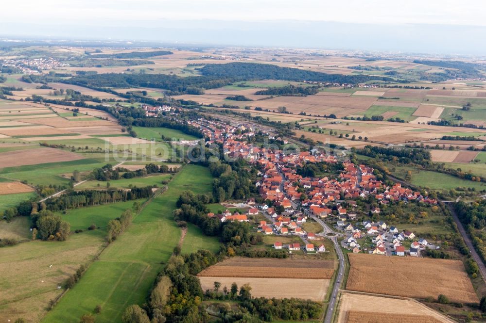 Luftbild Menchhoffen - Dorf - Ansicht am Rande von Feldern in Menchhoffen in Grand Est, Frankreich