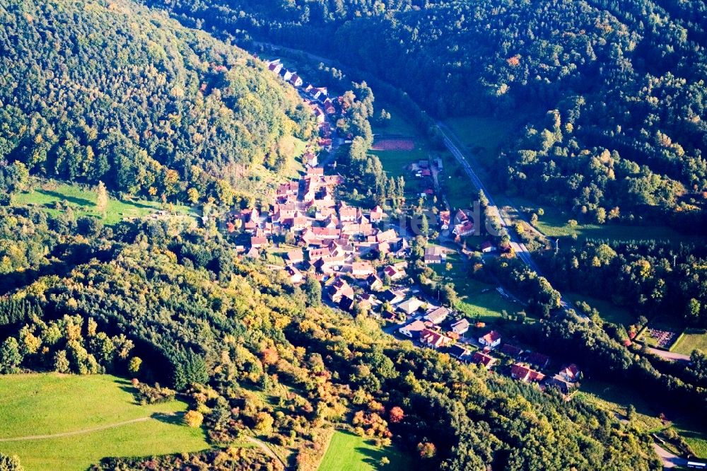 Luftaufnahme Münchweiler am Klingbach - Dorf - Ansicht am Rande von Feldern in Münchweiler am Klingbach im Bundesland Rheinland-Pfalz