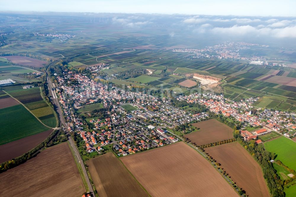 Monsheim von oben - Dorf - Ansicht am Rande von Feldern in Monsheim im Bundesland Rheinland-Pfalz, Deutschland