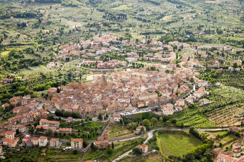 Luftaufnahme Monte San Savino - Dorf - Ansicht am Rande von Feldern in Monte San Savino in Toskana, Italien