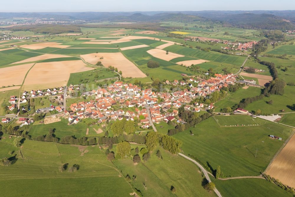 Mulhausen aus der Vogelperspektive: Dorf - Ansicht am Rande von Feldern in Mulhausen in Grand Est, Frankreich