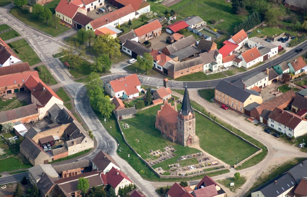 Mühlenfließ aus der Vogelperspektive: Dorf - Ansicht am Rande von Feldern in Nichel im Bundesland Brandenburg, Deutschland